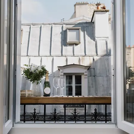 Elegant Sunlit Flat With Balcony Near Parc Monceau - B94 Appartamento Parigi