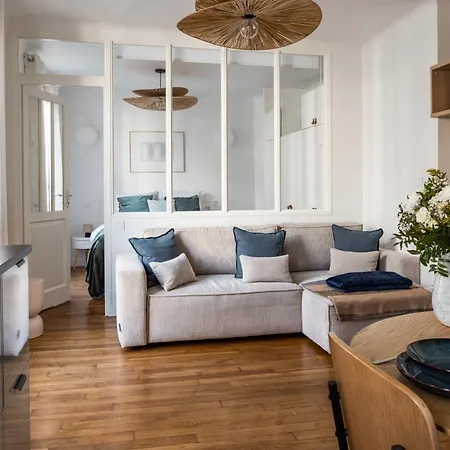Elegant Sunlit Flat With Balcony Near Parc Monceau - B94 * Parigi