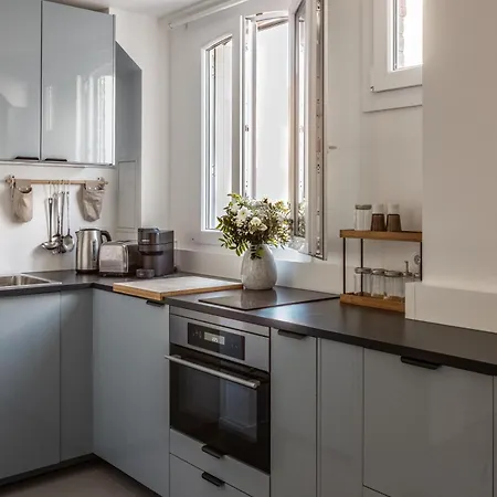 Elegant Sunlit Flat With Balcony Near Parc Monceau - B94 Appartamento Parigi