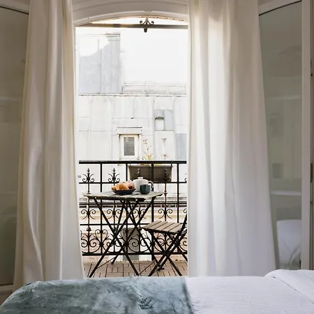 Elegant Sunlit Flat With Balcony Near Parc Monceau - B94 * Parigi