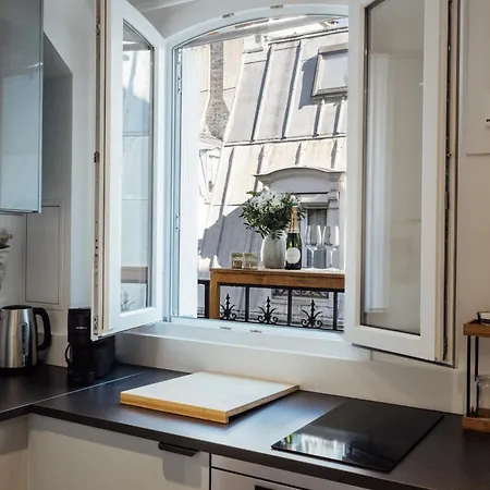 Appartamento Elegant Sunlit Flat With Balcony Near Parc Monceau - B94